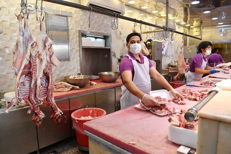 التزام بالتباعد وبلبس الكمامات والقفازات في محلات بيع اللحوم