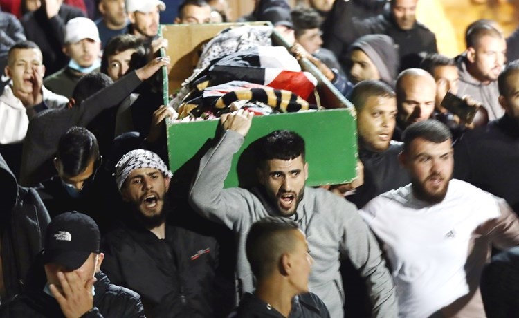 فلسطينيون يشيعون جثمان الشهيد اياد الحلاق	(رويترز)