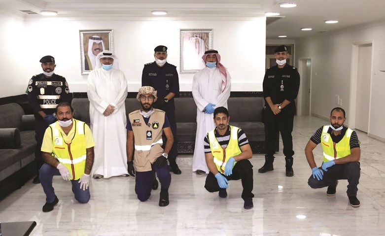 د.حمد الحساوي ويوسف الرويح مع عدد من الضباط ورجال الداخلية