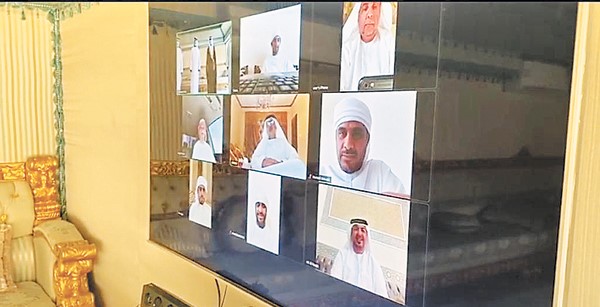 زفاف "إلكتروني" لعريسين إماراتيين في رأس الخيمة.. وحضور عبر الاتصال المرئي للمدعوين