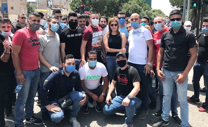 النائبة بولا يعقوبيان في وقفة تضامنية مع اعتصام الناجحين في مباريات خفراء الجمارك من ٢٠١٩ امام السرايا الحكومي 	(محمود الطويل)