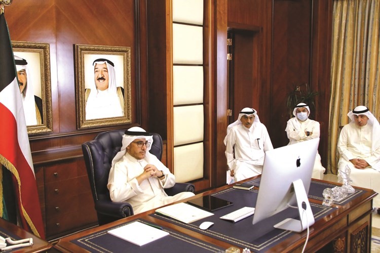 الشيخ د.احمد ناصر المحمد يتابع مؤتمر المانحين عبر تقنية الاتصال المرئي