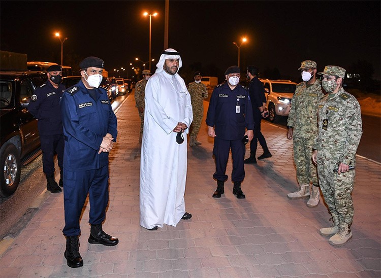 الصالح والنهام تفقدا عددا من النقاط الأمنية والعسكرية المتمركزة على المداخل والمخارج للمناطق المعزولة