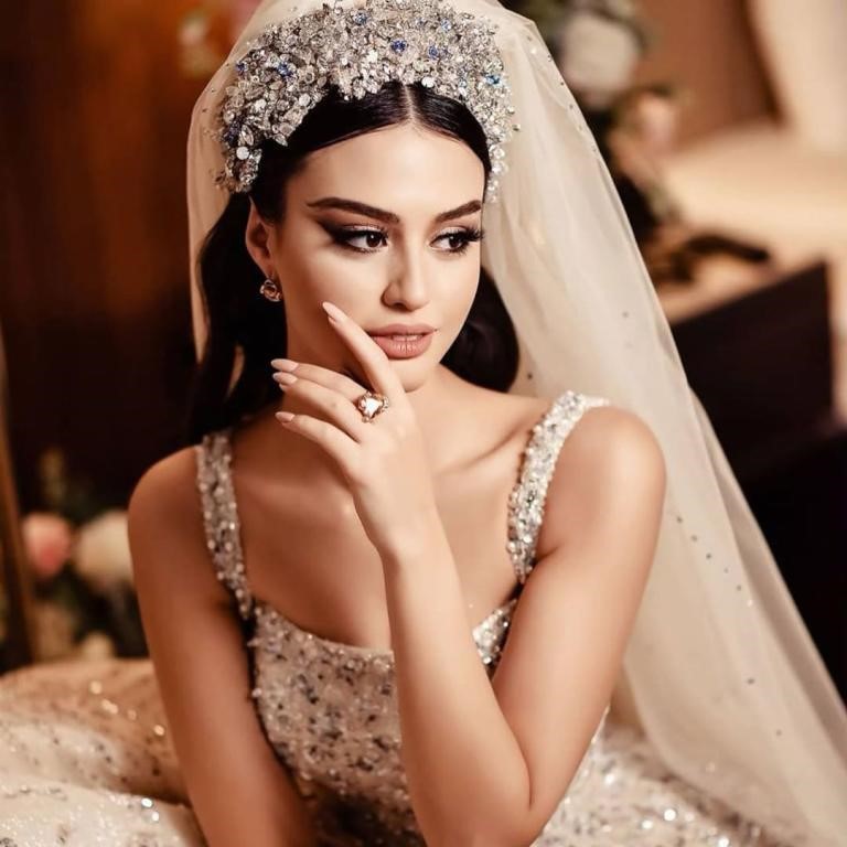 بالفيديو.. اول عارضة ازياء يمنية في العالم تنهار من البكاء بعد قرصنة حسابها على انستقرام