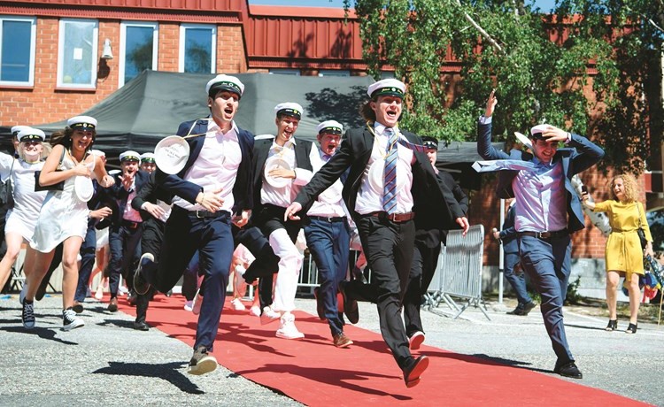 طلاب يركضون فرحين احتفالا بتخرجهم في الثانوية وانتهاء الدراسة التي كانت تتم وفق قواعد التباعد الاجتماعي في ستوكهولم		(أ.ف.پ)