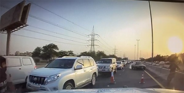 بالفيديو .. نجاة عسكري من موت محقق من قبل مركبة مسرعة خلال اقامة نقطة تفتيش