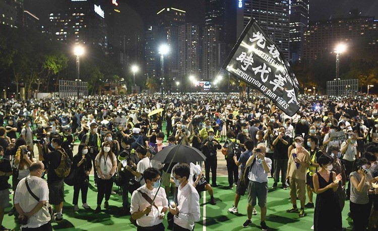 المئات في هونغ كونغ يحتفلون بذكرى تيانانمين	(أ.ف.پ)