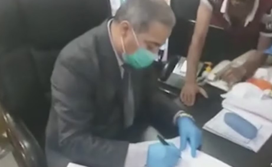 بالفيديو.. عراقيون يقتحمون مكتب مسؤولا في الصحة ويجبرونه على كتابة استقالته