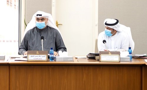 فيصل الكندري وخالد الشطي خلال اجتماع اللجنة