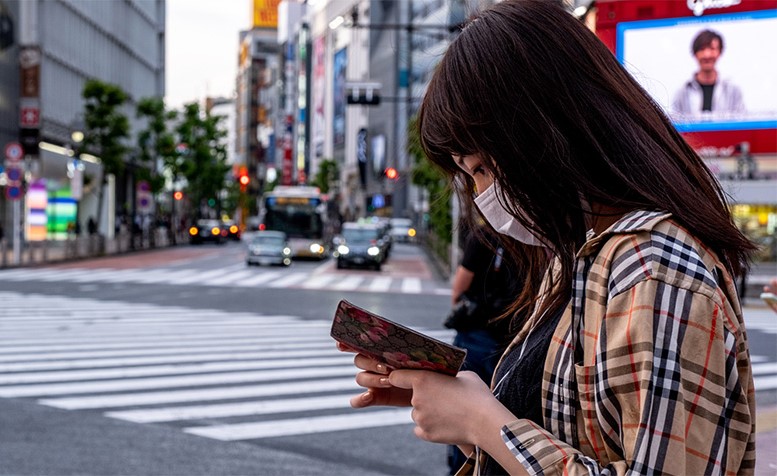 مدينة يابانية تسعى لمنع استخدام الهواتف خلال المشي