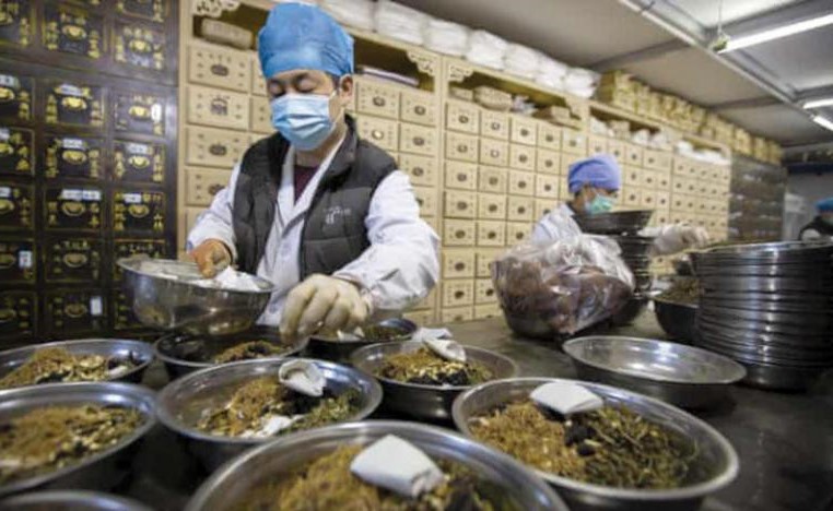 بكين تضع خططاً لحظر انتقاد الطب الصيني التقليدي