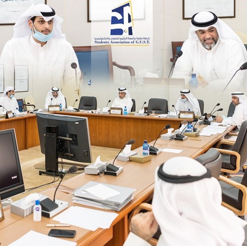 جانب من اجتماع اللجنة التعليمية مع أعضاء رابطة طلبة الخليج للعلوم والتكنولوجيا