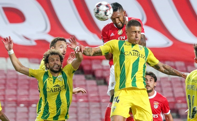 تعرض حافلة «الأحمر» للاعتداء وإصابة فايغل وزيفكوفيتش