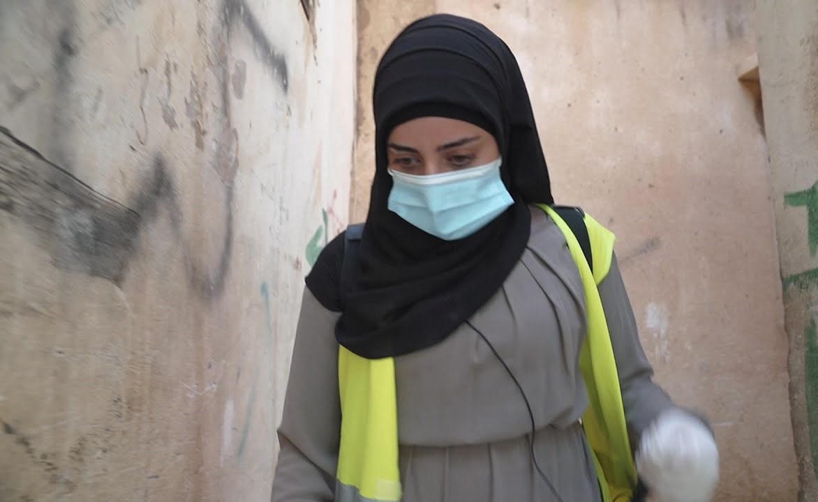 بالفيديو.. شابة فلسطينية تتطوع لمواجهة وباء كوفيد-19 في مخيم الجليل للاجئين الفلسطينيين في لبنان