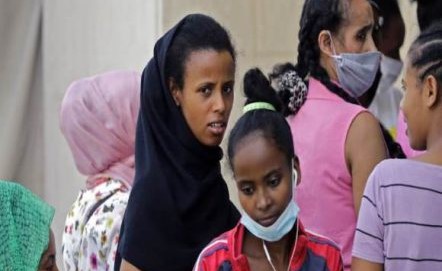 بالفيديو.. الحكومة اللبنانية تؤمن مأوى مؤقتاً لعاملات اثيوبيات فقدنّ عملهنّ وسط انهيار اقتصادي