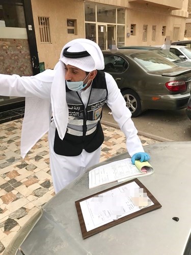 ملصق على إحدى السيارات قبل إزالتها