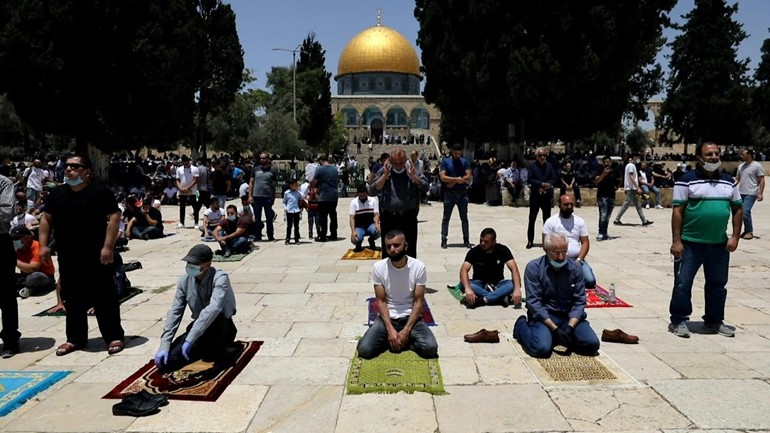 بالفيديو.. الفلسطينيون يؤدون صلاة الجمعة في المسجد الأقصى بعد إعادة فتحه