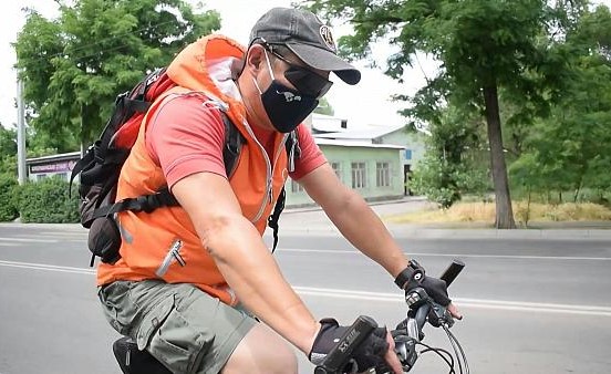 بالفيديو.. متطوعون على دراجاتهم الهوائية يسلمون مرضى السكري في بشكيك أدويتهم