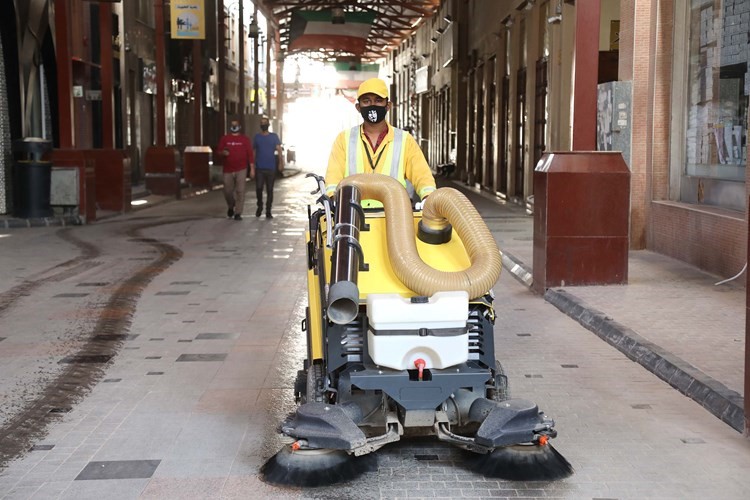 أحد العمال أثناء التنظيف