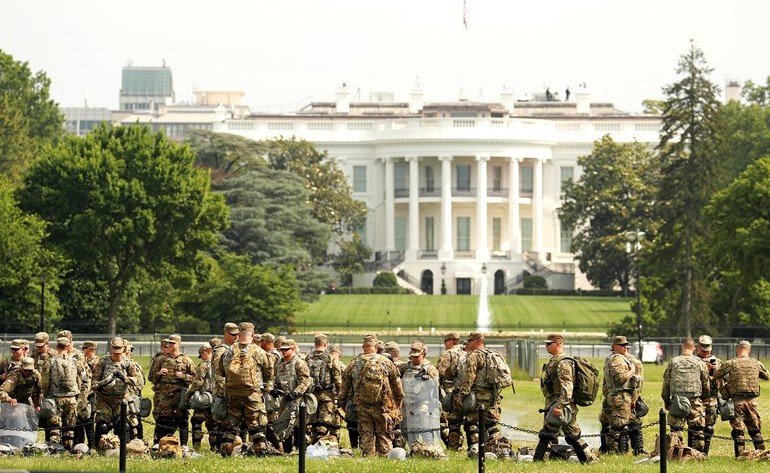 قوات الجيش تتأهب وتحيط بالبيت الابيضاستعدادا للاحتجاجات	(رويترز)
