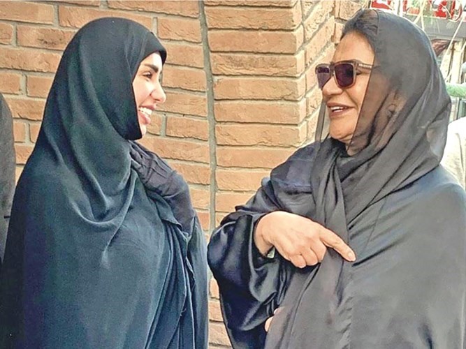 النجمة الكبيرة سعاد عبدالله مع هنادي أثناء زيارتها لفريق كسرة ظهرفي المباركية