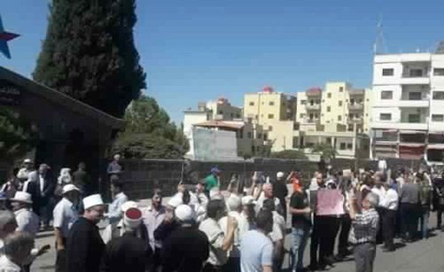صورة نشرها المرصد السوري لحقوق الانسان لما قال انها مظاهرة في السويداء احتجاجا على الغلاء الفاحش