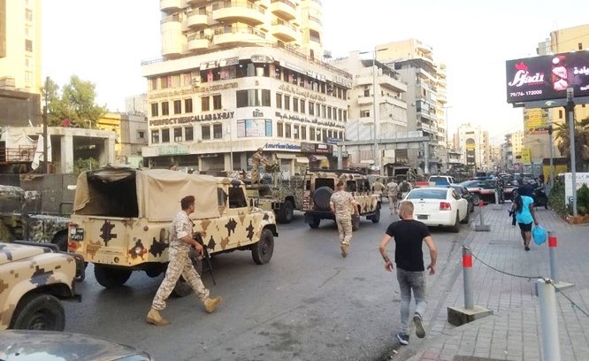 الجيش اللبناني خلال انتشاره بين منطقتي الشياح وعين الرمانة	(محمود الطويل)