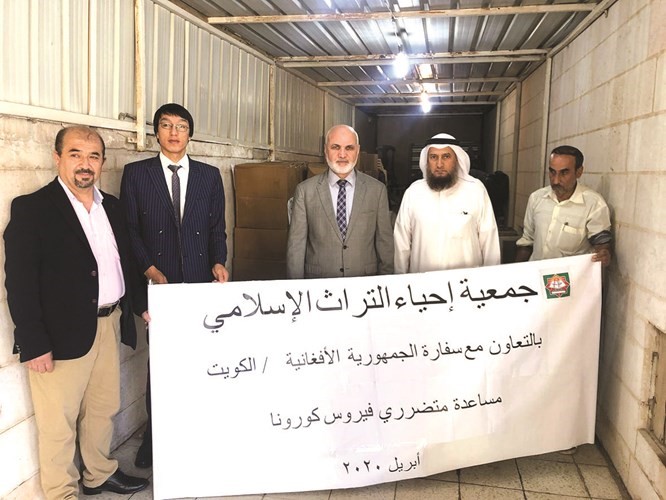 السفير الافغاني وموفد جمعية احياء التراث لتوزيع المساعدات لافراد الجالية الافغانية