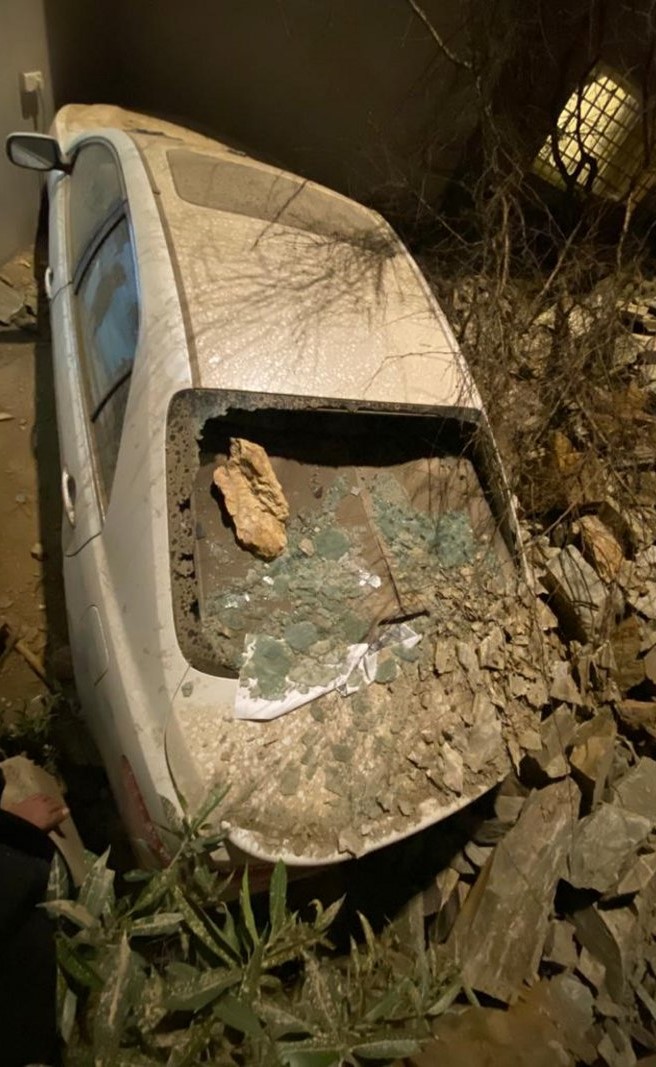بالفيديو.. جبل ينهار على منزل ومركبة في السعودية والأسرة تنجو بأعجوبة