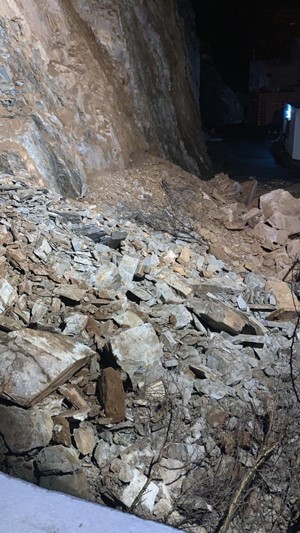 بالفيديو.. جبل ينهار على منزل ومركبة في السعودية والأسرة تنجو بأعجوبة