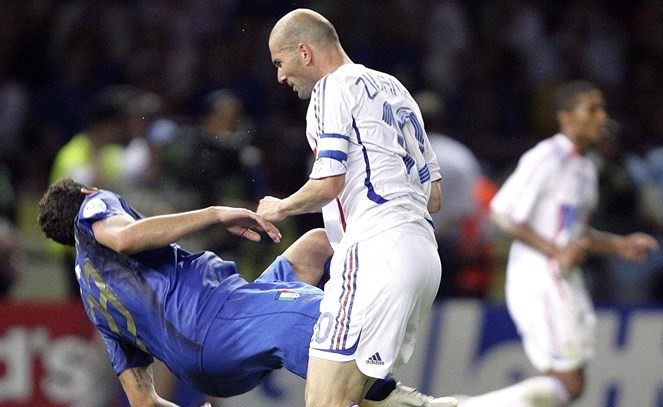 «النطحة» و«العضة» أشهر حالات العنف بالملاعب