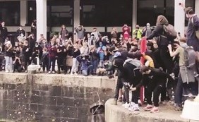 محتجون يلقون بتمثال تاجر الرقيق ادوارد كولستون في الماء بمدينة بريستول	(رويترز)