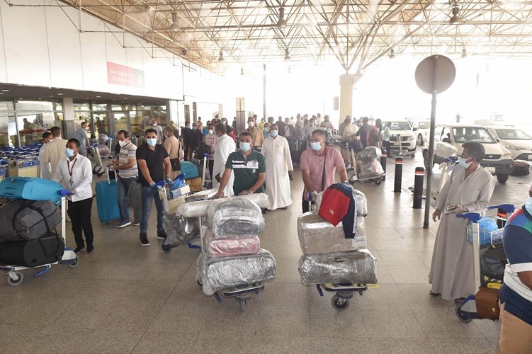 عدد من المسافرين المصريين أمام المطار	 (متين غوزال)