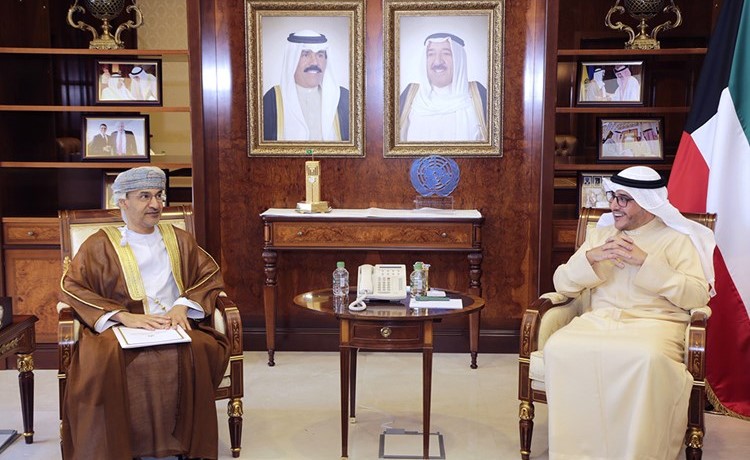 الشيخ د. أحمد ناصر المحمد مستقبلاالقائم بالأعمال في سفارةعمان هلال بن علي الشنفري