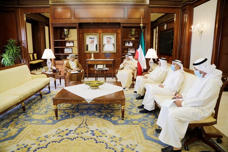 الشيخ د. أحمد ناصر المحمد مستقبلاالقائم بالأعمال في سفارةعمان هلال بن علي الشنفري