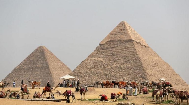 آثاريون مصريون يردون على نشطاء بريطانيين: الأهرامات لم تُبْنَ بالعبيد