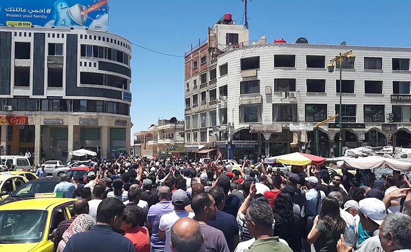 بالفيديو.. تظاهرات مناوئة للنظام في جنوب سوريا لليوم الثالث على التوالي.. وشبح الجوع يلاحق من أضناهم انهيار قيمة الليرة