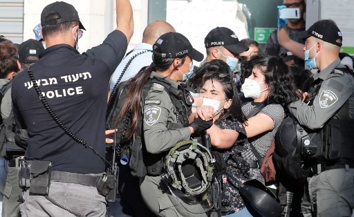 بالفيديو.. الشرطة الإسرائيلية تفرق مسيرة ضد مقتل شاب فلسطيني في القدس