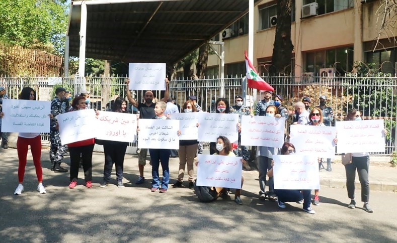 عدد من الناشطين خلال اعتصام أمام ​قصر العدل​ في ​بيروت(محمود الطويل)