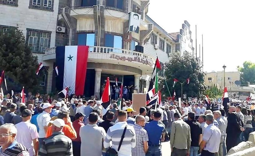 صورة نشرتها صفحة السويداء 24 لجانب من المسيرات المؤيدة أمام مبنى محافظة المدينة