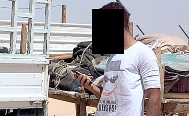 أحد المتهمين بعد ضبطه من رجال المباحث