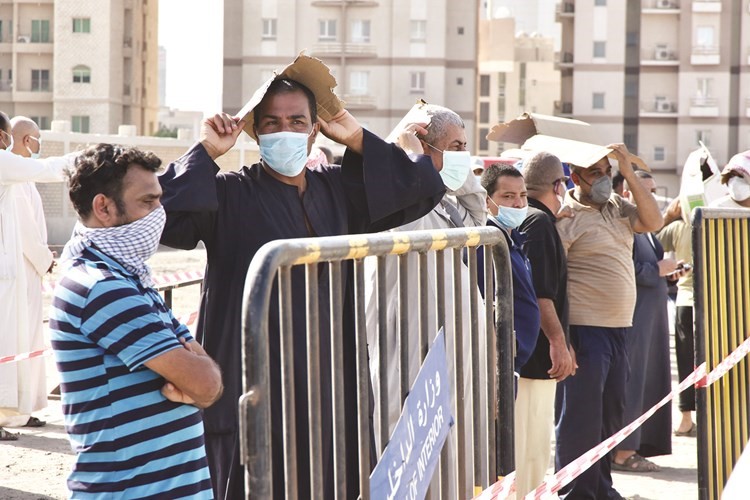 مجموعة من المقيمين يحتمون من أشعة الشمس بطرقهم الخاصة