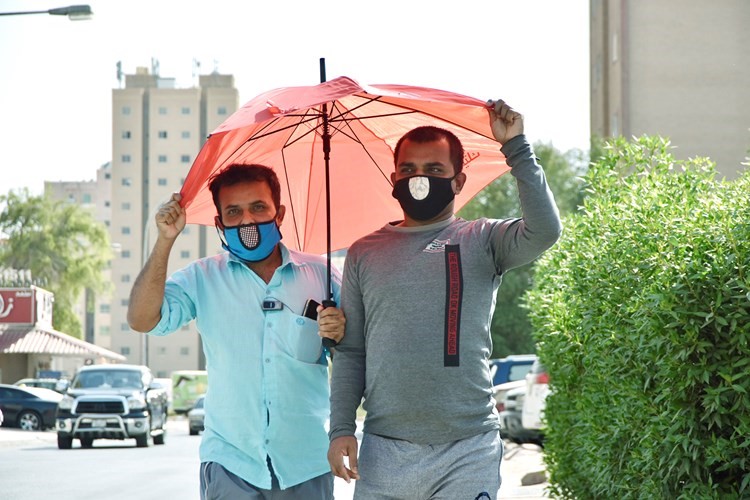 مع الحر لا عزاء للتباعد الاجتماعي