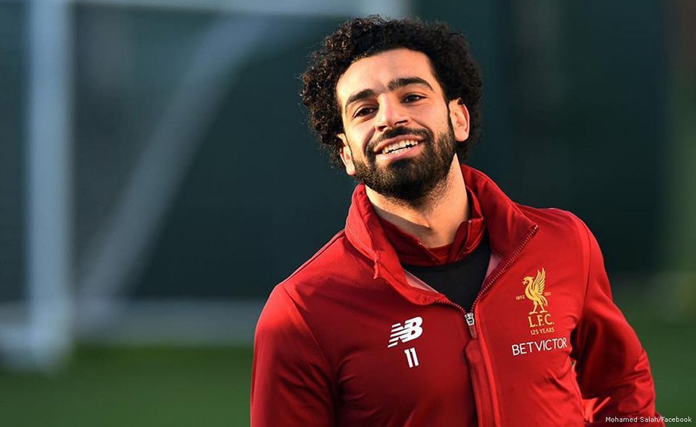 محمد صلاح يدفع ثمن الوقود لمشجعي ليفربول بعدما صادفهم في المحطة