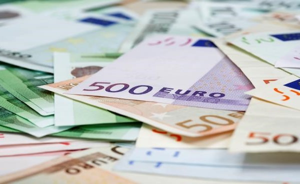 سويسرا تحقق مع عائلة طفل بشأن عملات تُستخدم للعب