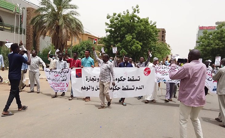 بالفيديو.. عشرات السودانيين يحتجون على قرار إرسال بعثة أممية