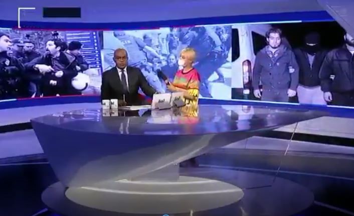 بالفيديو.. خبيرة مكياج تضع مذيع قناة الحرة في موقف محرج على الهواء
