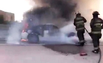 رجلا إطفاء يتعاملان مع حريق مركبة الغزالي