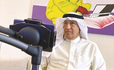 السفير عبدالعزيز الشارخ خلال الاجتماع المرئي