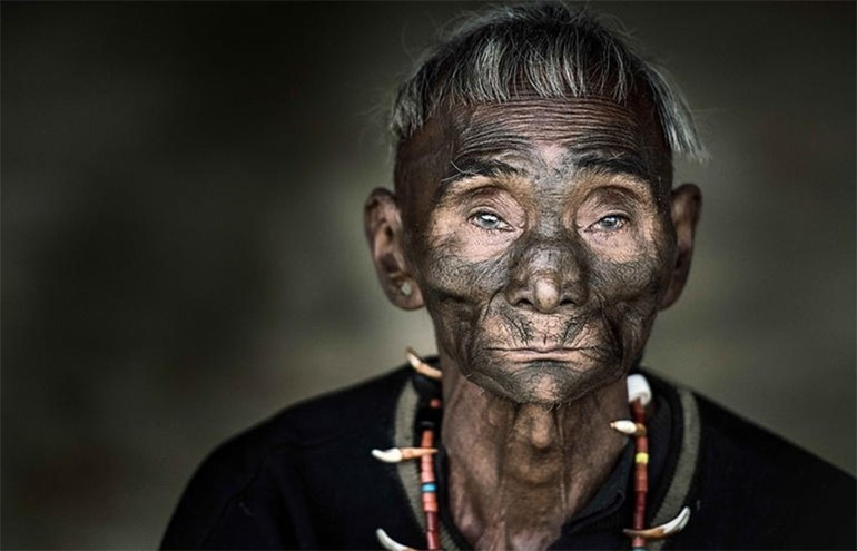 آخر صائدي الرؤوس.. جولة مصورة داخل قبيلة على وشك الاندثار